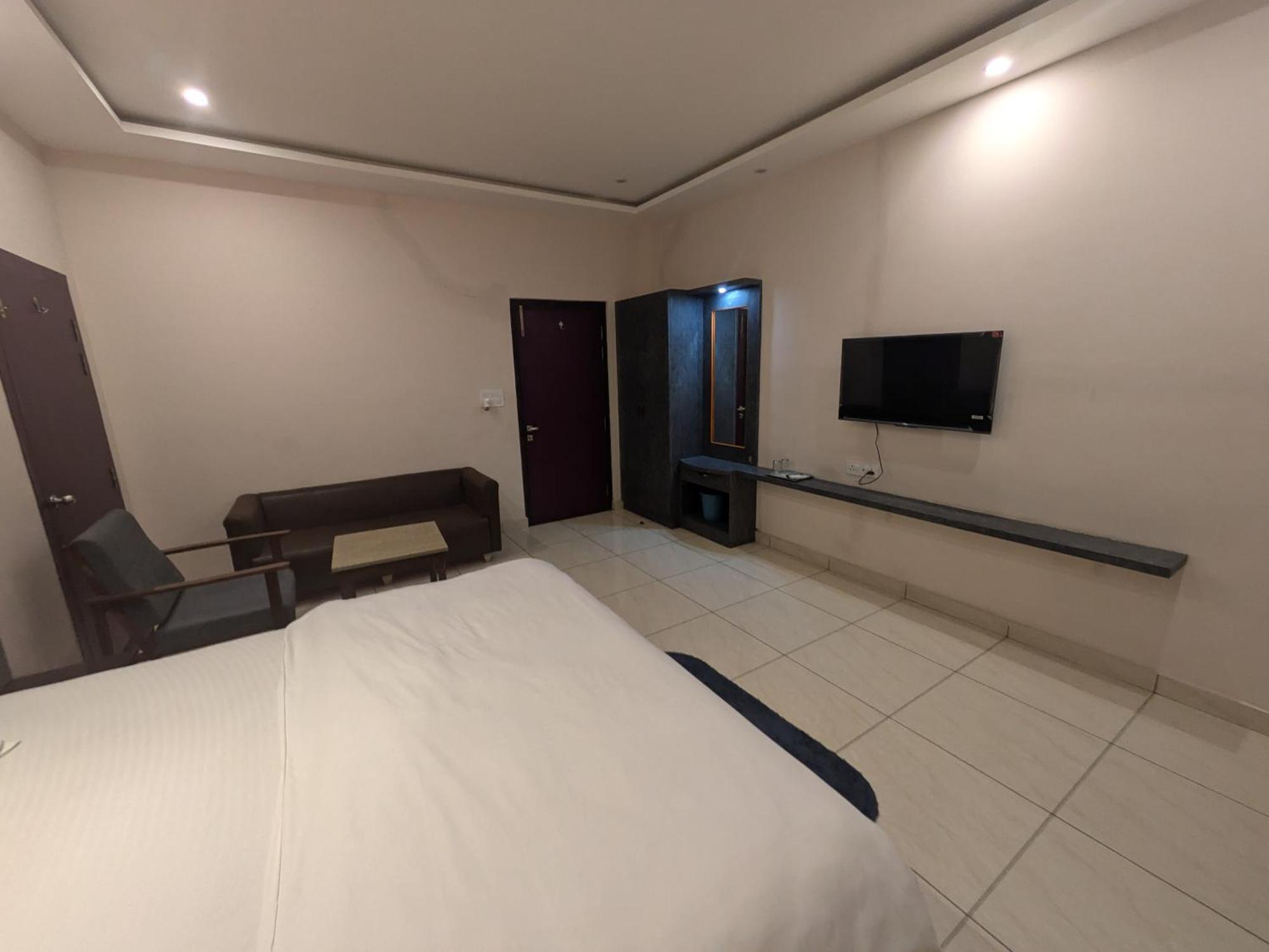 Kishori Vatika Hotel Ramnagar  Exterior photo